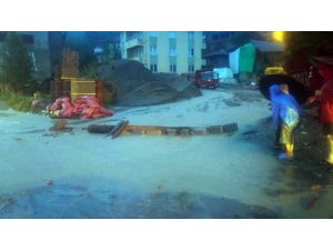 Kastamonu’da sel nedeniyle araçlar yolda mahsur kaldı