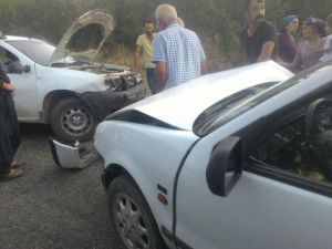İki otomobil kafa kafaya çarpıştı: 5 yaralı