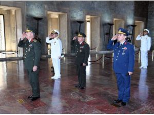 Genelkurmay Başkanı Akar, yeni Kuvvet Komutanları ile Anıtkabir’i ziyaret etti