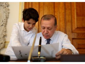 Cumhurbaşkanı Erdoğan, torunu Ömer Tayyip’le çekilen fotoğraflarını sosyal medyadan paylaştı