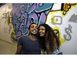 Youtuber karı-koca birbirlerine yaptıkları şakalarla izlenme rekorları kırıyor