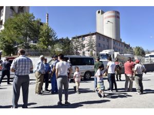 Gümüşhane’de vatandaşlar çimento fabrikasına giriş çıkışı kapattı