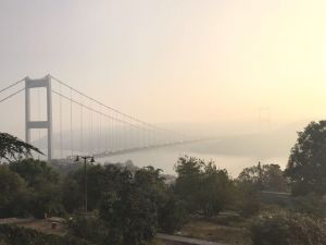 İstanbul Boğazı’nda sis manzarası