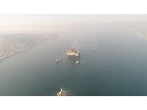 ’Scarabeo 9’ adlı dev petrol arama platformunun geçişi havadan görüntülendi