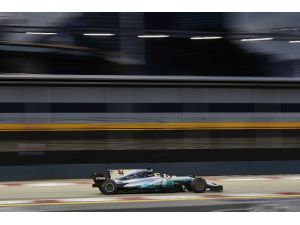 Mercedes AMG Petronaslu pilotlar Singapur’da koltuklarını sağlamlaştırdı
