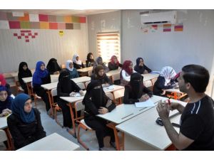 Çadırkentte kalan 8 bin Suriyeli öğrenci bugün ders başı yaptı