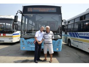 Belediye otobüsü şoföründen alkışlanacak hareket