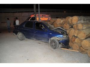 Otomobil tomruk istifine çarptı: 1 yaralı