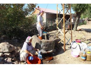 80 yıllık el yapımı taş havuzda ayakları ile ezip üzüm şırası üretiyorlar