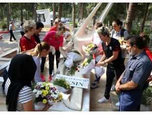 Kadın basketbolcular Özgecan’ın mezarını ziyaret etti