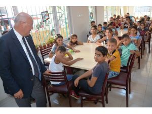 Eşkinat, Aydoğdu Sosyal Etkinlik Merkezinde öğrencilere okul malzemesi hediye etti