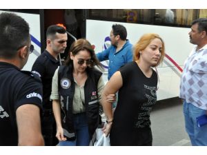 İzmir’de polislerin de aralarında bulunduğu uyuşturucu şebekesine operasyon