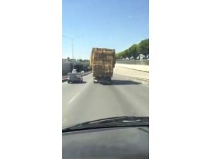 Saman yüklü kamyon trafikte zor anlar yaşattı