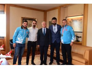 Hentbol şampiyonlarından Rektör Gündoğan’a ziyaret