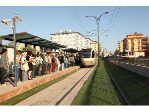Tramvay duraklarının birleştirilmesi yolcu kapasitesini arttırdı