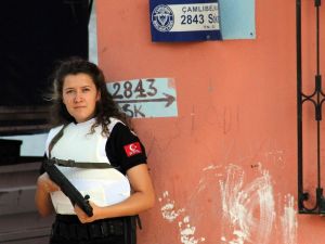 Kadın polis sokak levhasında uyuşturucu buldu