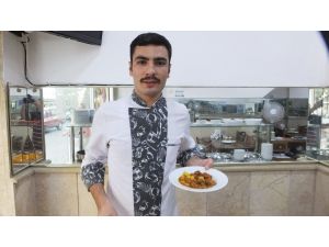 Burhaniye’de Samet Uzun diplomalı aşçı oldu