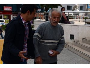 Yaşlı adam bir tomar parayla gezince polisi alarma geçirdi