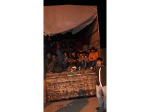 Ağrı’da kamyonet kasasında 93 kaçak göçmen yakalandı