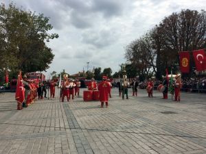 İstanbul İtfaiyesi’nin 303’üncü yıldönümünde tulumbacılar Sultanahmet’te tatbikat yaptı
