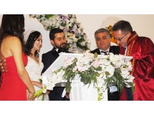 Burhaniye’de Kebapçıoğlu ve Özdemir ailelerinin mutlu günü