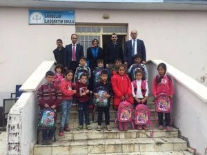 Tuzluca ilçesine bağlı köy okullarındaki öğrencilere kırtasiye yardımı yapıldı