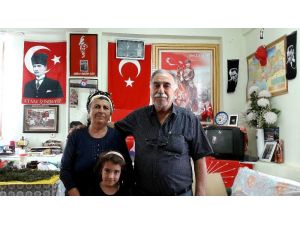 Atatürk hayranı vatandaş bağ evini Türk bayrakları ve Atatürk posterleri ile kapladı