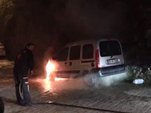 Artvin’de park halindeki araç alev alev yandı