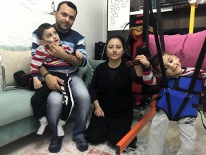 Serebral Palsi hastası ikiz kardeşler, yardım eli bekliyor