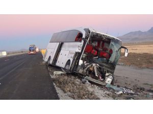 Yolcu otobüsü kamyona çarptı: 1 ölü, 20 yaralı