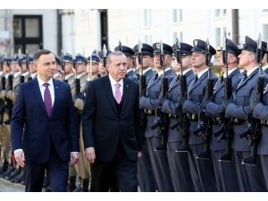 Cumhurbaşkanı Erdoğan, Polonya’da resmi törenle karşılandı