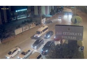 Reklam panosuna giren otomobil kazası MOBESE’de