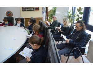 Başkan Özkan öğrencilerle beraber kitap okudu