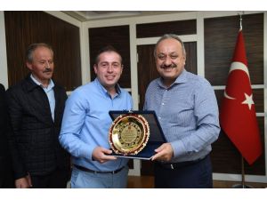 Duyarlı otobüs şoförüne, Belediye Başkanı Tahsin Babaş’tan plaket
