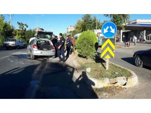 Otomobil refüje çarptı: 2 yaralı