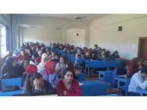 Üniversite öğrencilerine ’trafik adabı’ konulu konferans