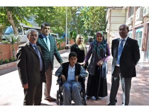 Engelli öğrenciye akülü tekerlekli sandalye verildi