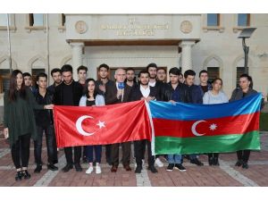 Azeri öğrenciler 26. bağımsızlık yılını kutladı