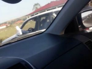 Ayakları dışarıda otomobil kullanan sürücü şaşkına çevirdi