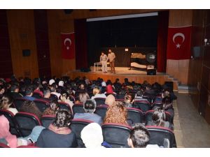 Yılmaz Erdoğan’ın yazdığı tiyatro oyunu Yüksekova’da sahnelendi