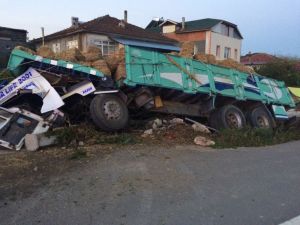 Saman yüklü kamyon devrildi: 1 yaralı
