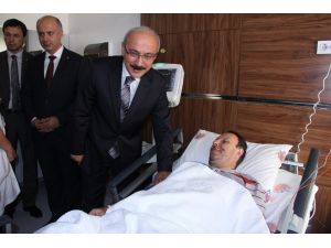 Bakan Elvan, terör saldırısında yaralananları ziyaret etti