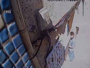 Fatih’te güpegündüz bir eve giren hırsızın rahat tavırları kamerada