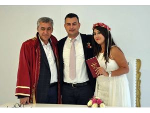 İzmir Güzelbahçe’de 1 liraya nikah