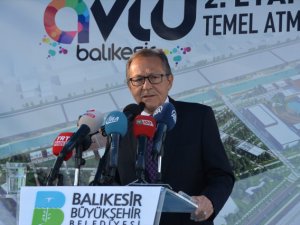 Topun Ağzındaki Balıkesir Belediye Başkanı, İstifa Sinyali Verirken Erdoğan Posteri Asmadı