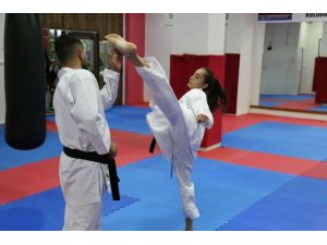 Diyarbakır’ın en iyi karatecisi 13 yaşındaki Sena oldu