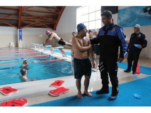 Polisten engelli çocuklara işaret diliyle yüzme eğitimi