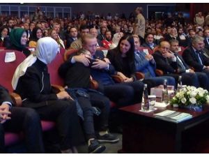 Down sendromlu minik kız Cumhurbaşkanı Erdoğan’a sarıldı