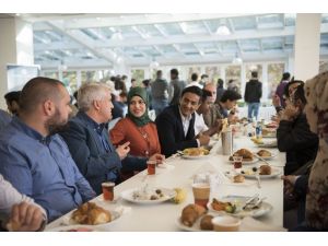 Rektör Gündoğan uluslararası öğrencilerle kahvaltıda buluştu