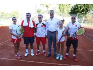 Mezitli’de tenisçiler dostluk maçında bir araya geldi